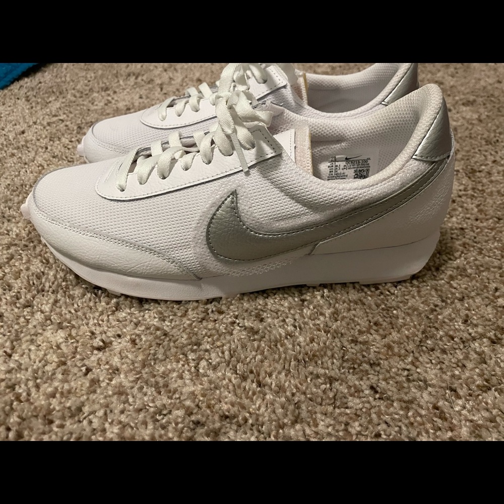 White and silver nike 7.5